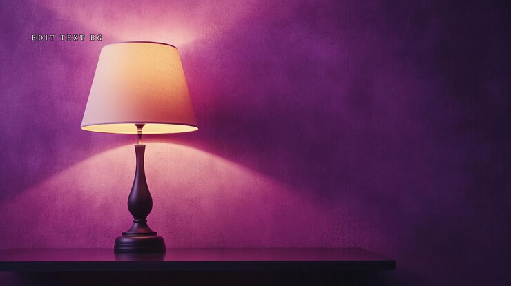 PSD la lámpara de mesa iluminada arroja una luz cálida contra una pared púrpura