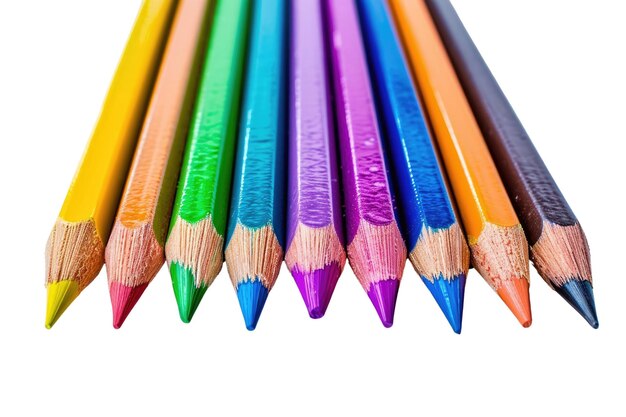 Lápiz de colores variados dispuestos en una pila aislada sobre un fondo blanco AIG57