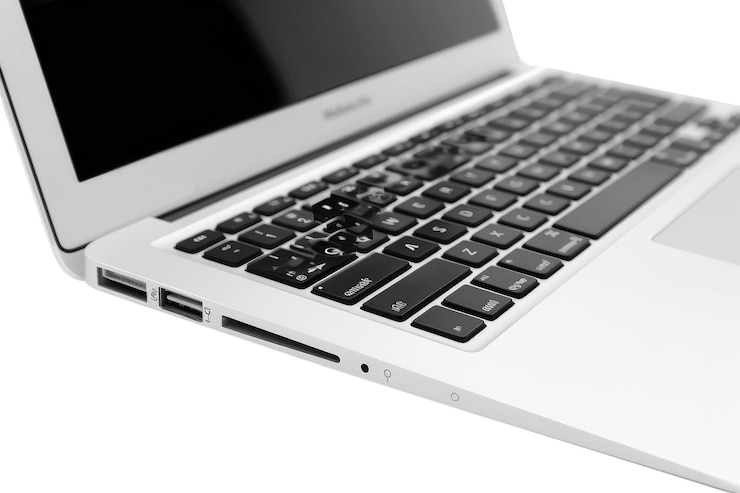 PSD laptop argentato con schermo vuoto isolato su sfondo bianco foto aig57