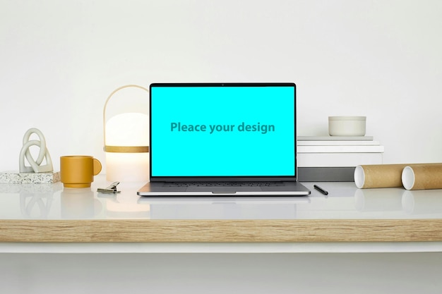 Laptop auf dem Tisch Mockup PSD Design
