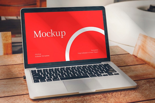 Laptop-Bildschirm-Mockup auf Holztisch
