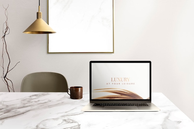 Laptop-Bildschirm-Mockup-PSD auf einer Schreibtisch-Luxus-Home-Office-Zone