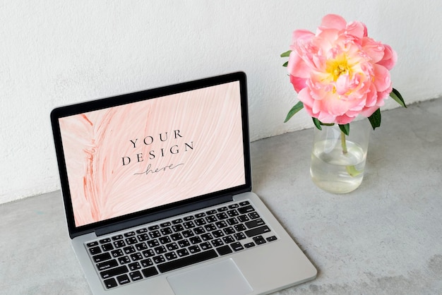 Laptop-Bildschirm-Mockup von einer rosa Pioene