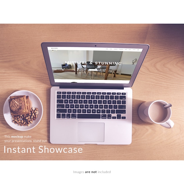 Laptop com café da manhã com maquete
