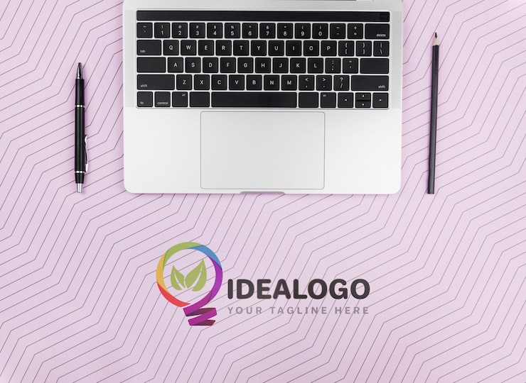 PSD laptop com caneta e lápis na mesa