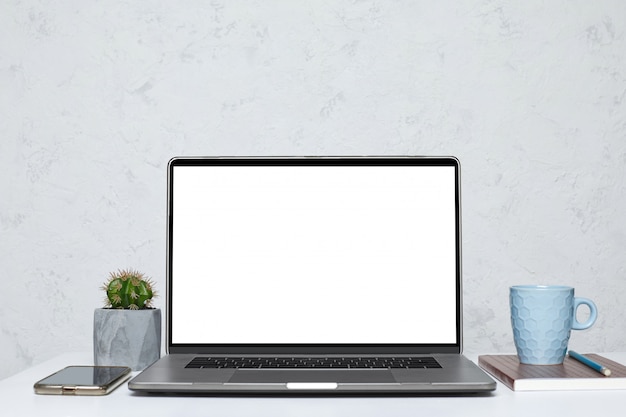 Laptop com tela vazia em branco