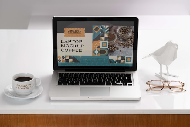 Laptop-Computer mit einer Tasse Kaffee