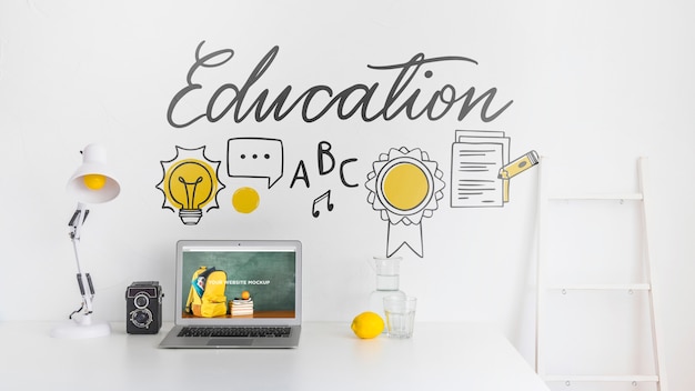 Laptop dengan layar mockup di ruang kerja yang bersih dan rapi. Tema pendidikan