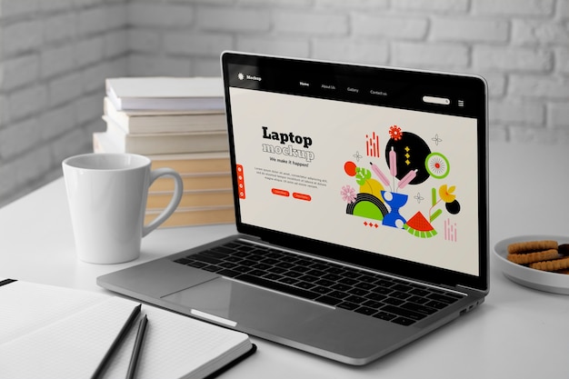 Laptop e comida na mesa