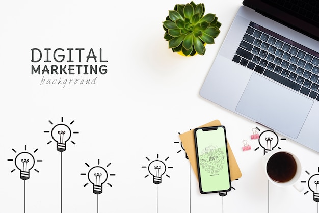 Laptop e smartphone sullo sfondo del marketing digitale