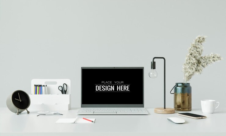 PSD laptop en escritorio en maqueta de espacio de trabajo