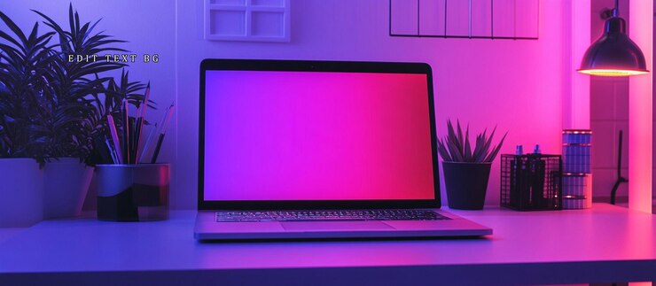 PSD laptop en el escritorio con plantas, lápices y una lámpara bajo iluminación rosa y púrpura