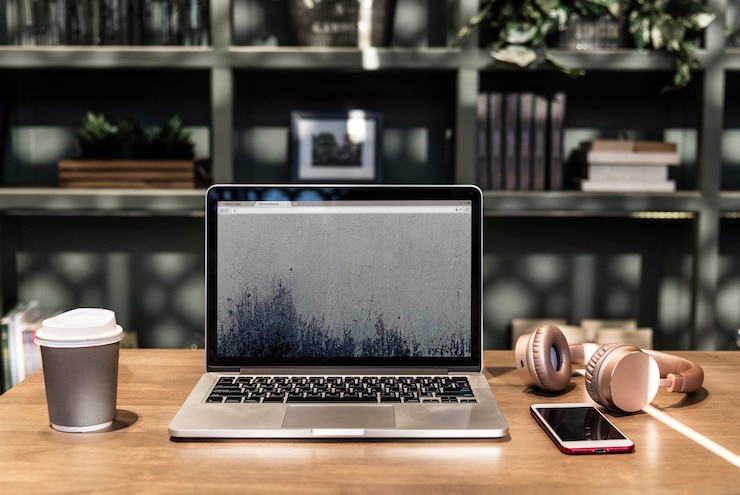 PSD laptop en un espacio de coworking