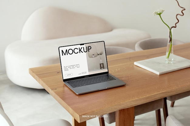 Laptop-Gerät-Bildschirm Bearbeitbares Mockup auf Office Wood Desk Psd