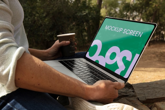 Laptop-Geräteansicht mit Kaffeetasse