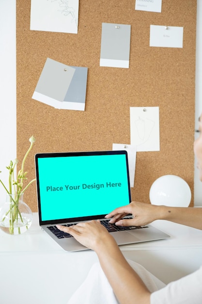 Laptop in uso Mockup PSD per il branding professionale e di stile di vita
