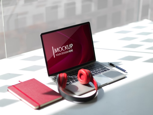 Laptop maquete com fone de ouvido e notebook