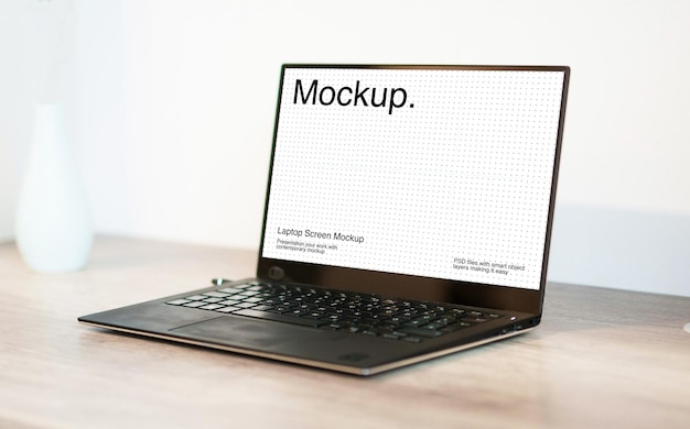 Laptop mit Bildschirmmodell auf einem Holztisch