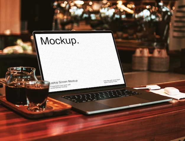 Laptop-Mockup auf dem Bar-Tisch