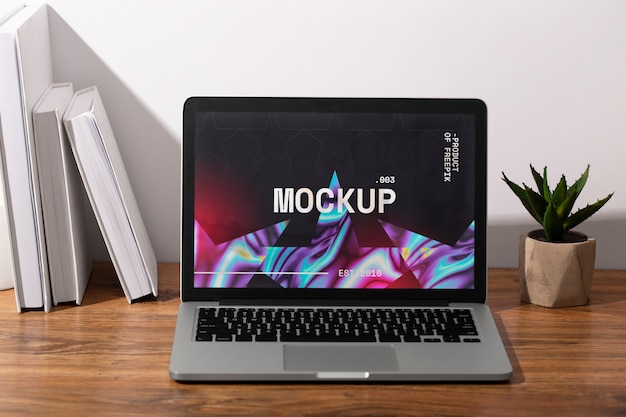 Laptop-Mockup auf dem Tisch