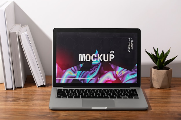 PSD laptop-mockup auf dem tisch