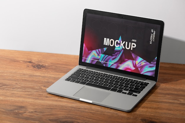 PSD laptop-mockup auf dem tisch