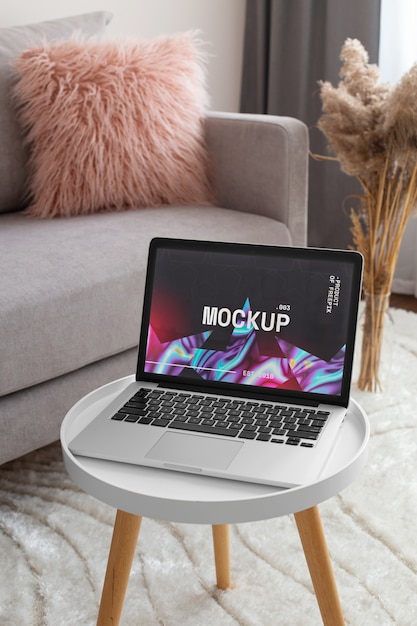 PSD laptop-mockup auf dem tisch