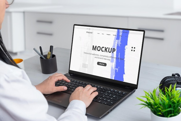 laptop mockup donna lavoro schermo isolato scena aziendale scrivania produttività professi