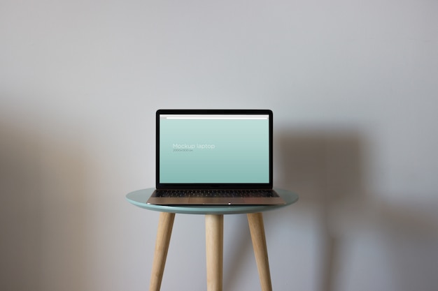 Laptop-modell am runden tisch