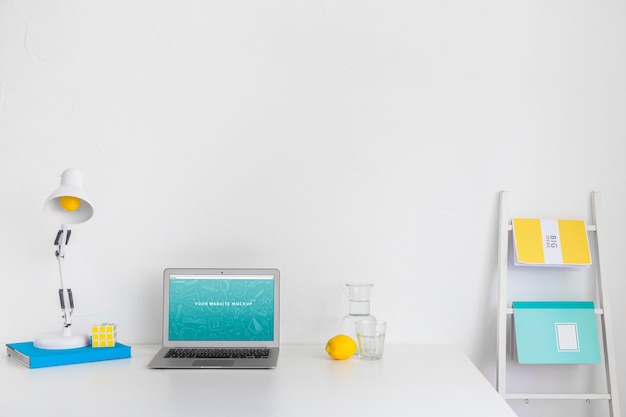 Laptop-Modell für Website-Präsentation mit zurück zum Schulkonzept