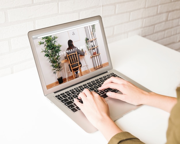 Laptop-Modell mit Waffen