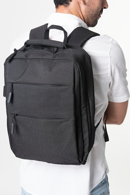 Laptop preto mochila psd maquete de visão traseira estúdio de filmagem