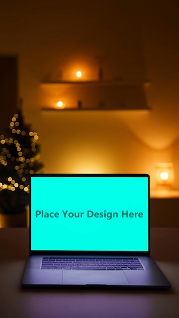 Laptop verde en sala amarilla Mockup PSD para una marca vibrante y creativa