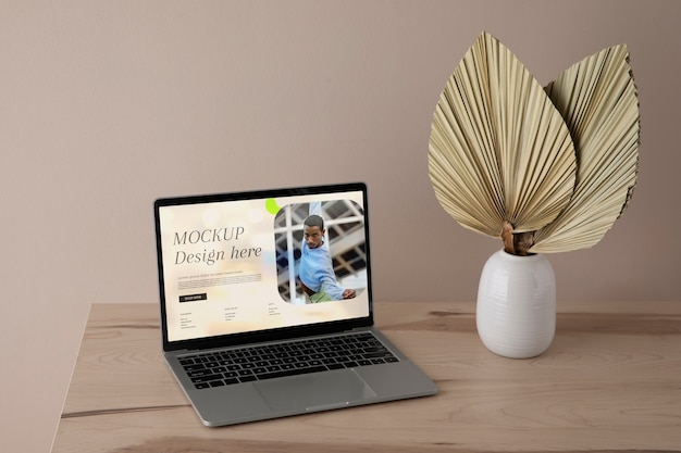 Laptopmodell mit Holzmöbelszene