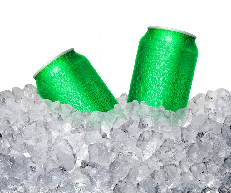 PSD una lata de bebida fría, un cubo de hielo, una bebida refrescante de verano, un fondo transparente.