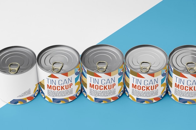Latas alineadas sobre la mesa