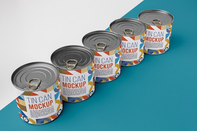 Latas dispuestas sobre la mesa