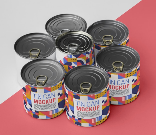 Latas dispuestas sobre la mesa