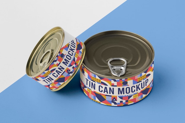 Las latas de hojalata dispuestas en la mesa