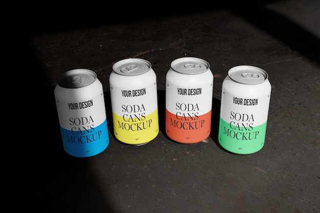 Las latas de refresco en el modelo de estilo grunge de la calle