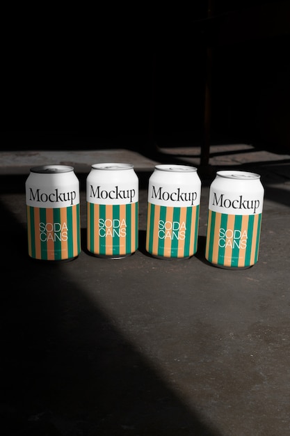 Las latas de refresco en el modelo de estilo grunge de la calle