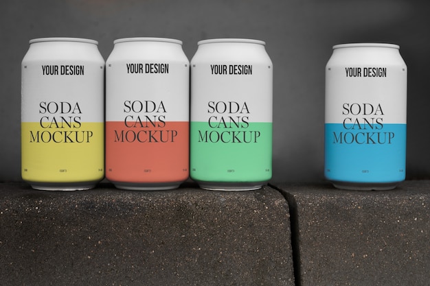 Las latas de refresco en el modelo de estilo grunge de la calle