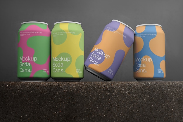 Las latas de refresco en el modelo de estilo grunge de la calle
