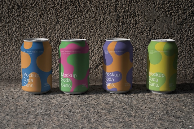 Las latas de refresco en el modelo de estilo grunge de la calle