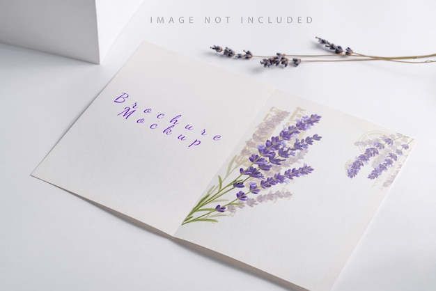 Lavendel Blumen und Papierkarte Modell