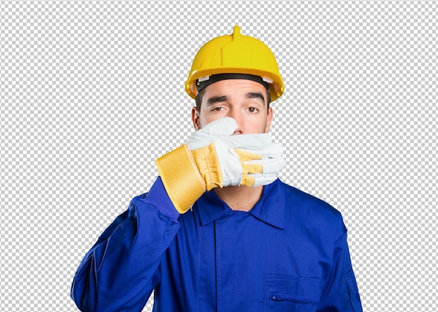 Lavoratore che copre la bocca con le mani su sfondo bianco