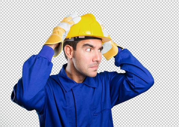 Lavoratore imbarazzato su fondo bianco