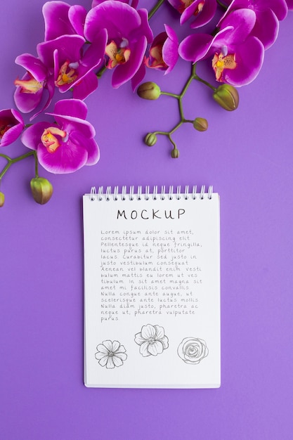 Lay Flat de maqueta de cuaderno con orquídea