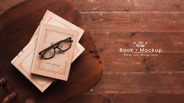 Lay piatto di libri con gli occhiali