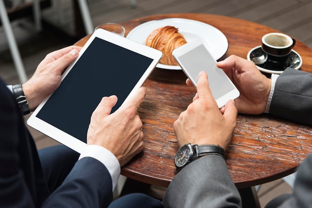 Layerspace-Tablet-Mobiltelefon-Konzept für Geschäftsleute
